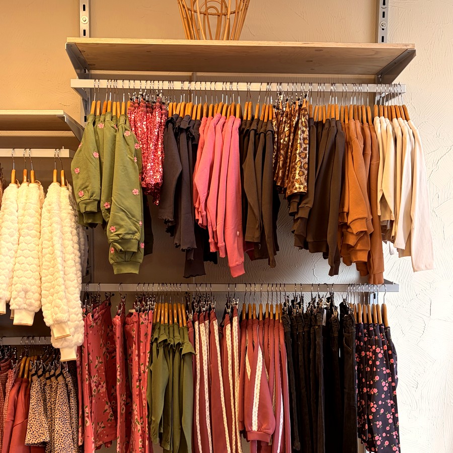 Kinderkleding rek bij Bloom Kids Store