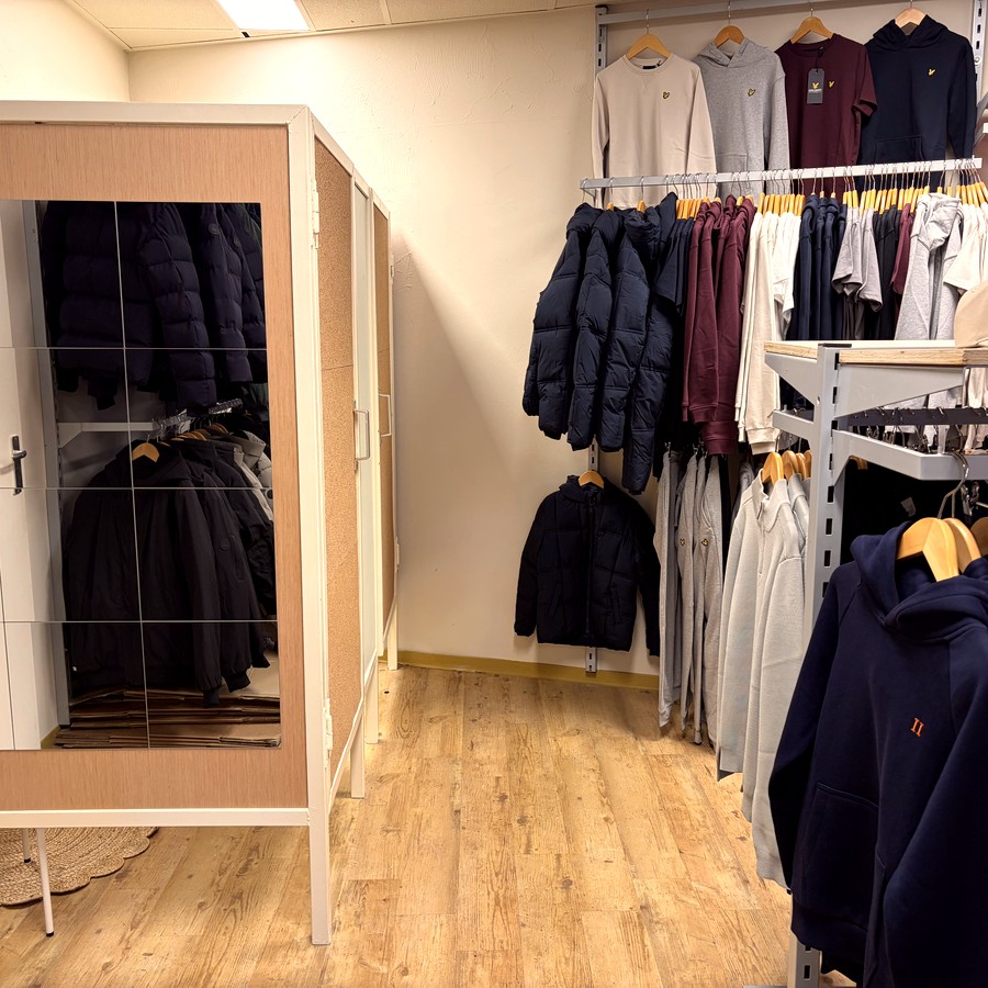 Paskamer en jassenrek bij Bloom Kids Store